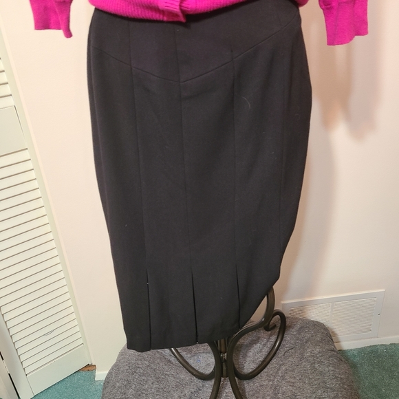 Black midi skirt with semi pocket pleats 4 - Picture 3 of 6